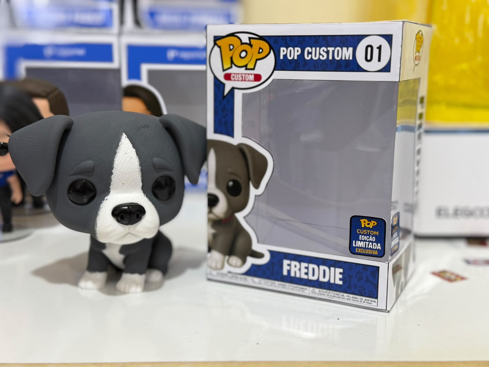 Miniatura GAEVA do pet Freddie, peça pintada à mão ao lado da caixa colecionável