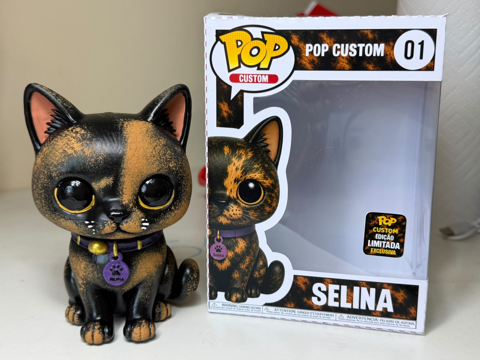 Miniatura GAEVA do pet Selina, peça pintada à mão ao lado da caixa colecionável