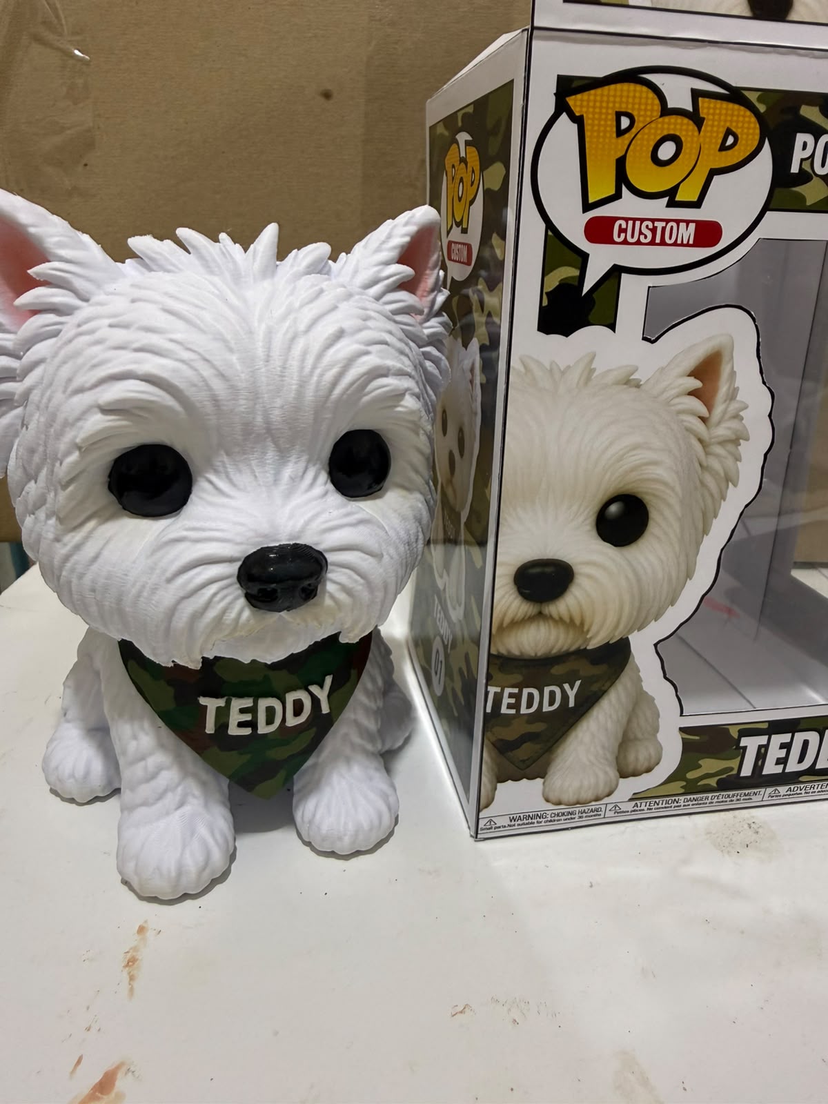 Miniatura GAEVA do pet Teddy, peça pintada à mão ao lado da caixa colecionável
